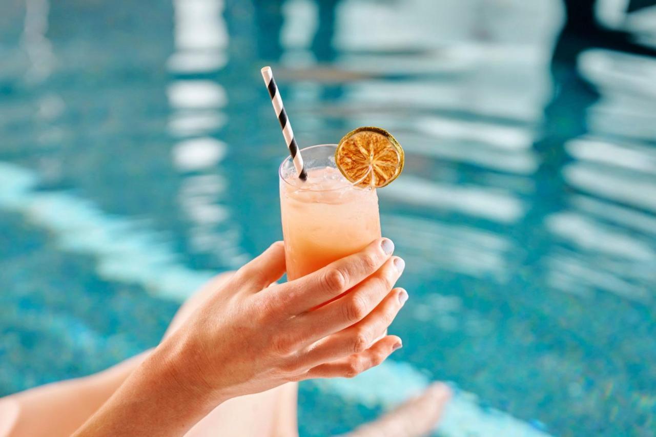Sheraton Melbourne Hotel מראה חיצוני תמונה A cocktail with a paper straw