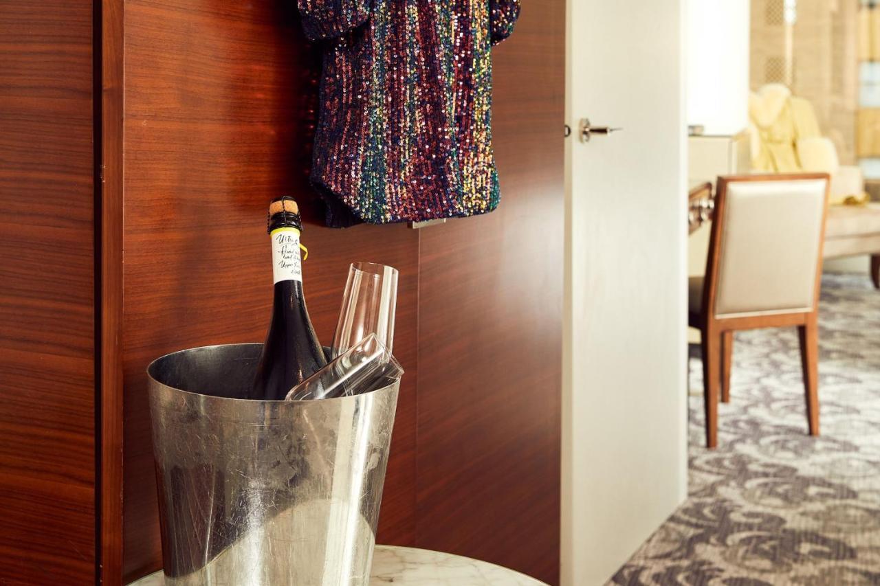 Sheraton Melbourne Hotel מראה חיצוני תמונה A champagne bucket