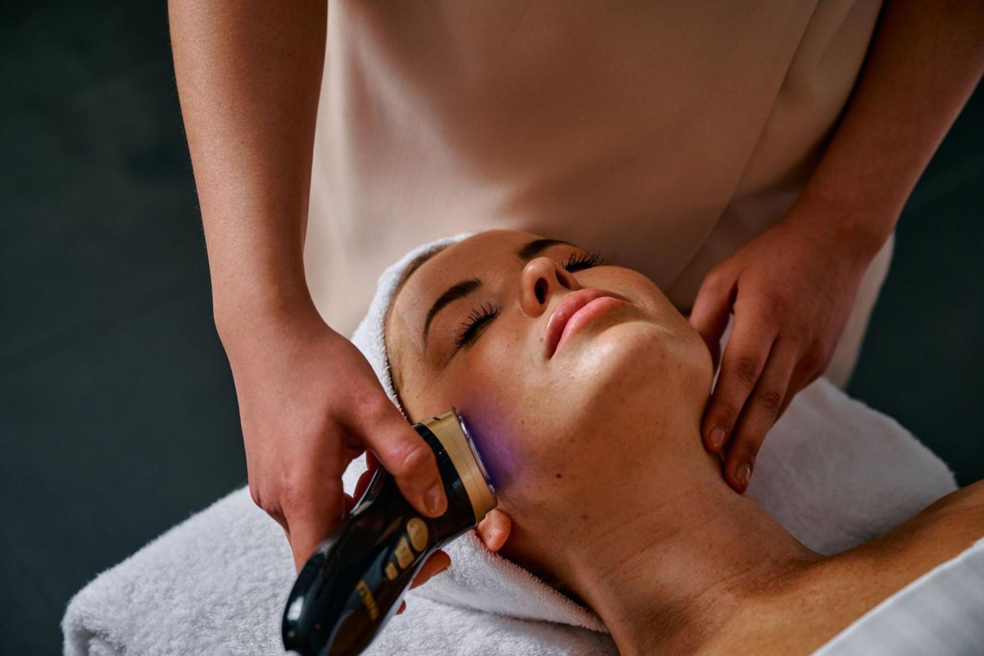 Sheraton Melbourne Hotel מראה חיצוני תמונה A woman receiving a facial treatment