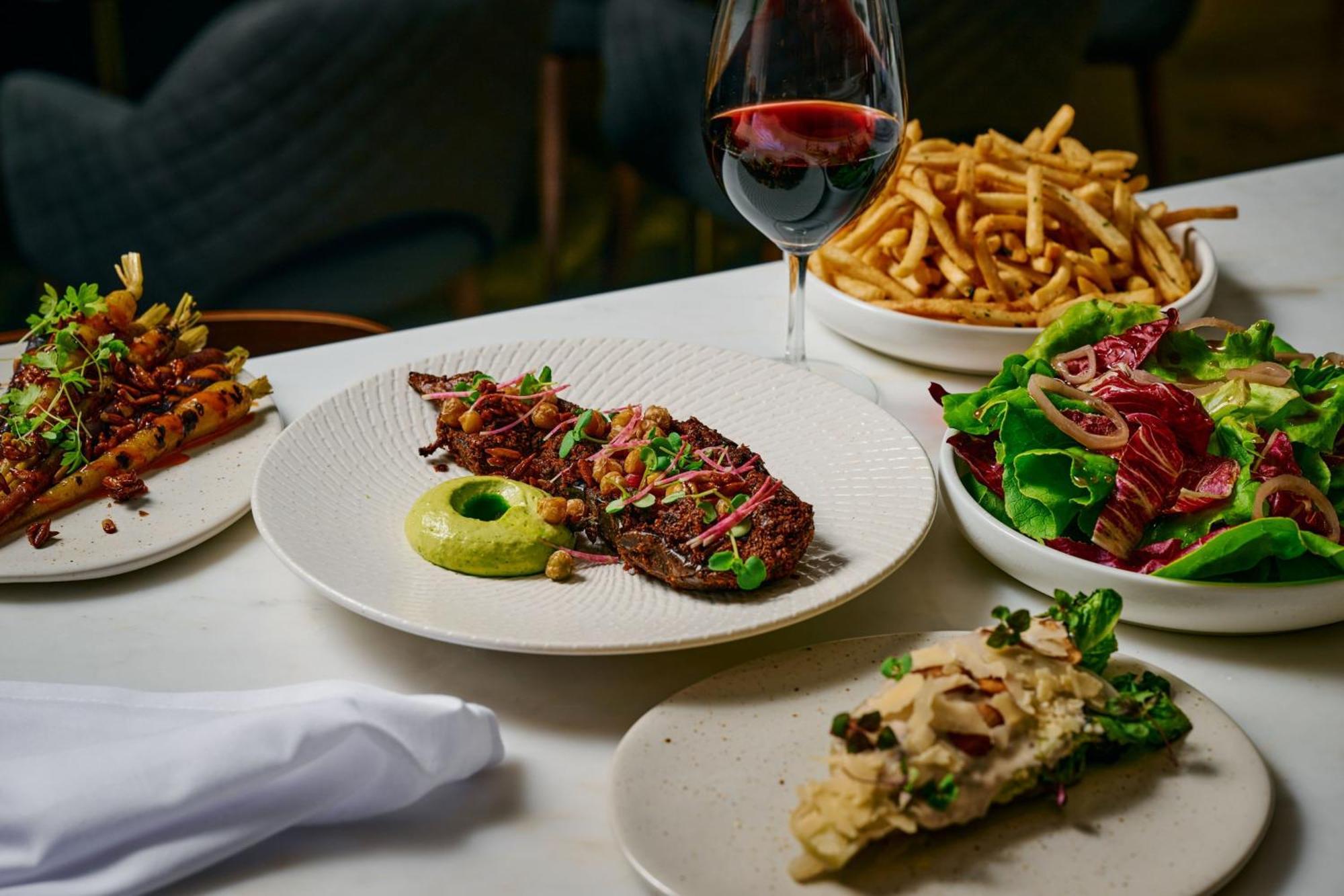 Sheraton Melbourne Hotel מראה חיצוני תמונה A selection of dishes at the restaurant