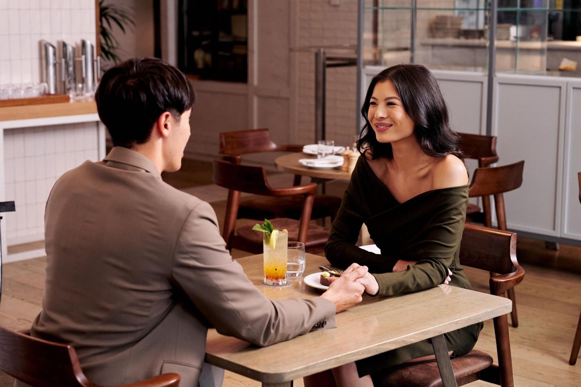 Sheraton Melbourne Hotel מראה חיצוני תמונה A couple on a date