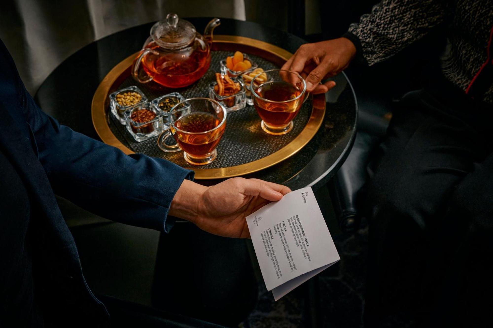 Sheraton Melbourne Hotel מראה חיצוני תמונה A bartender serving drinks