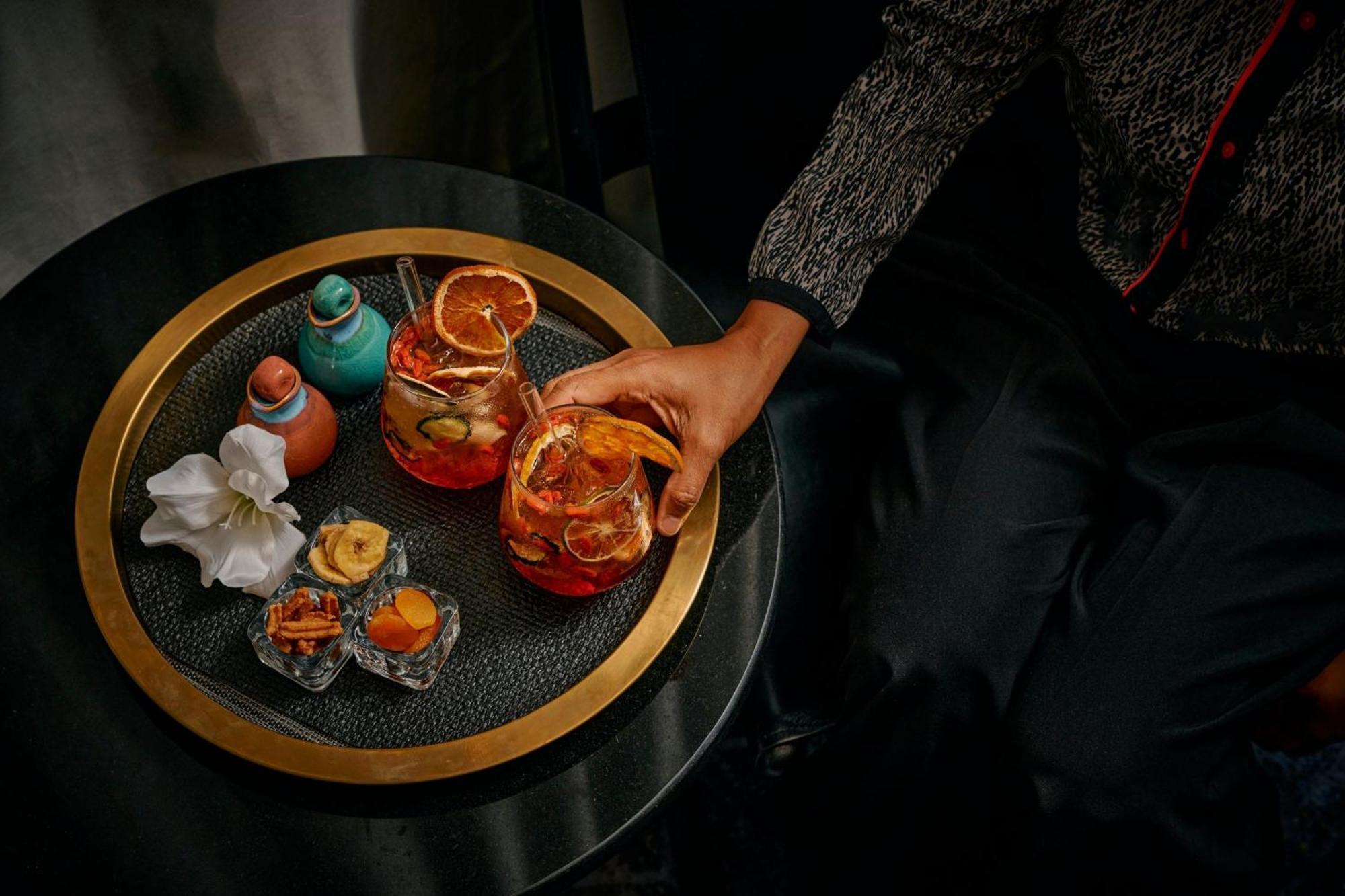 Sheraton Melbourne Hotel מראה חיצוני תמונה A tray of cocktails