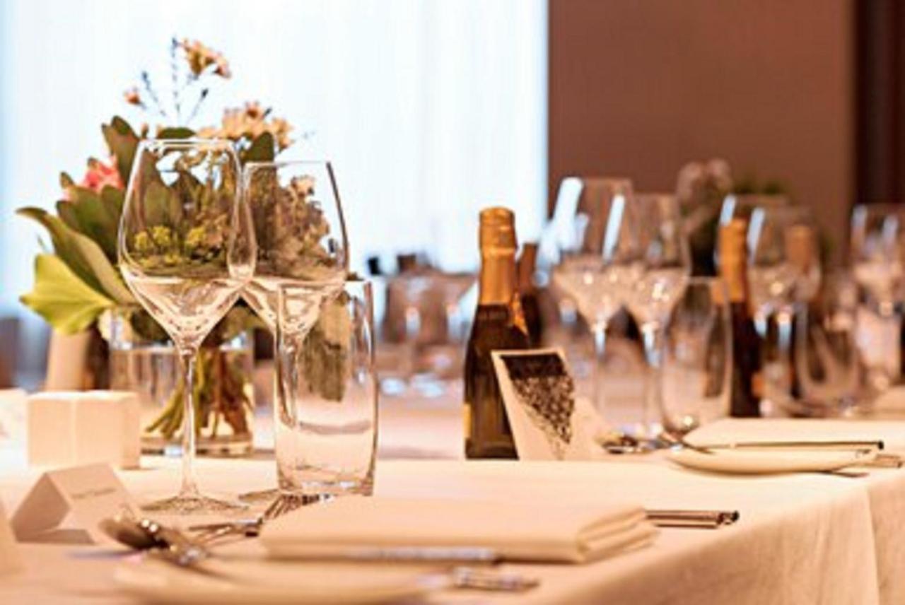 Sheraton Melbourne Hotel מראה חיצוני תמונה Wine bottles and glasses